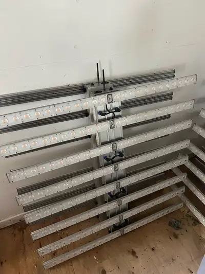 Multiple high-output commercial LED grow light in good used condition. Features an 8-bar full-spectr...