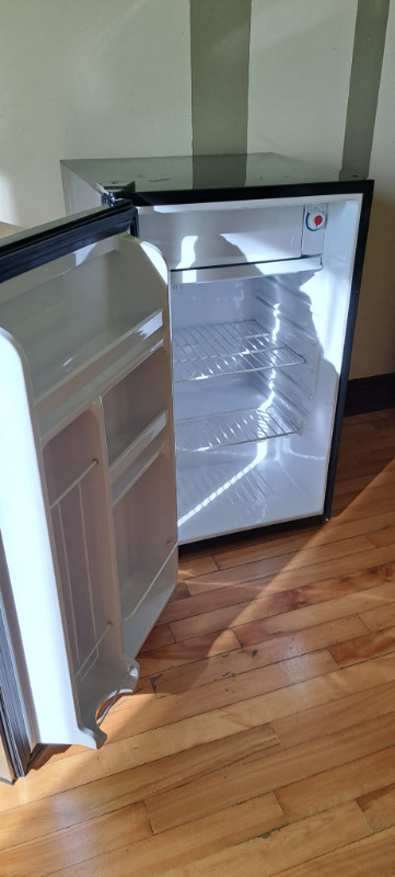 mini Réfrigérateur 4.4pi³, Danby, avec congélateur fermé dans Réfrigérateurs  à Ville de Montréal - Image 4