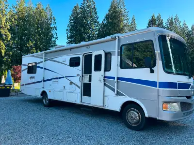 2007 Fleetwood Terra 32S 8.1 V8 Chev workhorse chassis, one slide , built in 5500 watt Onan generato...