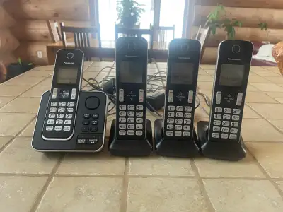 Ensemble de 4 téléphones sans fils Panasonic. Un combiné avec le répondeur