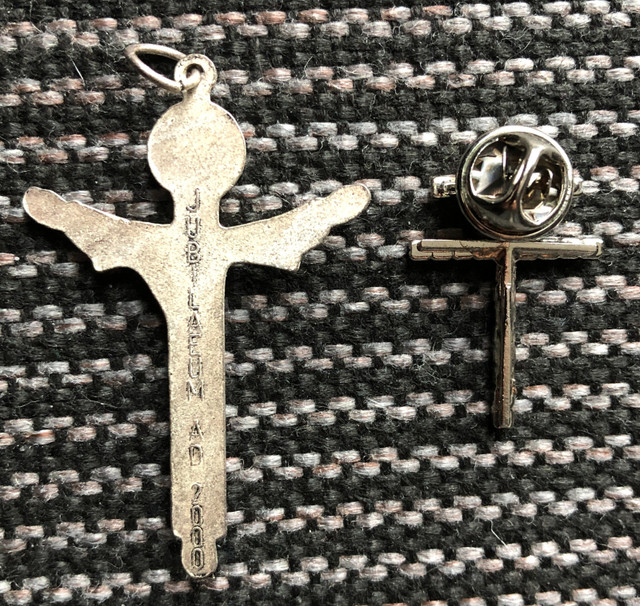 Médaillon et broche de croix dans Bijoux et montres  à Saint-Jean-sur-Richelieu - Image 2