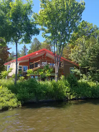 Chalet 4 saisons, sur le Lac Lippé sud, situé à 1640 pieds hauteur, 3 chambres à coucher, salon avec...