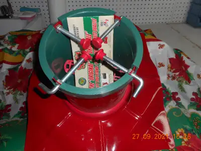 PIED D'ARBRE DE NOEL JAMAIS UTILISÉ ......... $ 35.00 CRÈCHE DE NOEL AVEC 9 PERSONNAGES ...............