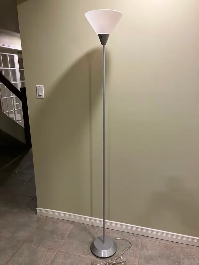 Adjustable floor lamp in Indoor Lighting & Fans in Kitchener / Waterloo - Image 2