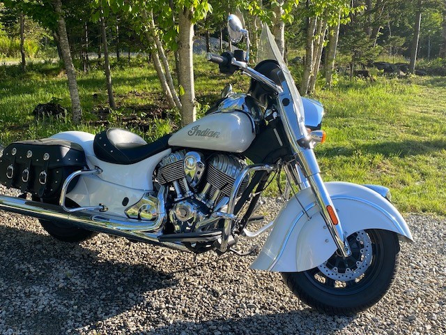 2016 Indian Chief Classic - Pearl White – Low mileage 13,298 kms in Street, Cruisers & Choppers in Yarmouth - Image 2
