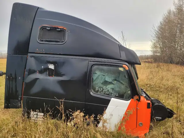 Parts cab for 2007 freightliner in Auto Body Parts in Edmonton - Image 5