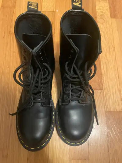NEW Women's Doc Martens, Voir plus