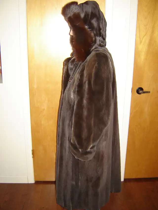 Manteau de Vison Raser avec Capuchon ( vraie Vison ) in Women's - Tops & Outerwear in Laval / North Shore - Image 6