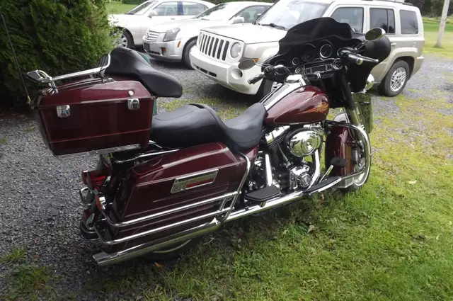 Harley Davidson Electra Glide Classic FLHT 2008 in Touring in Longueuil / South Shore - Image 3