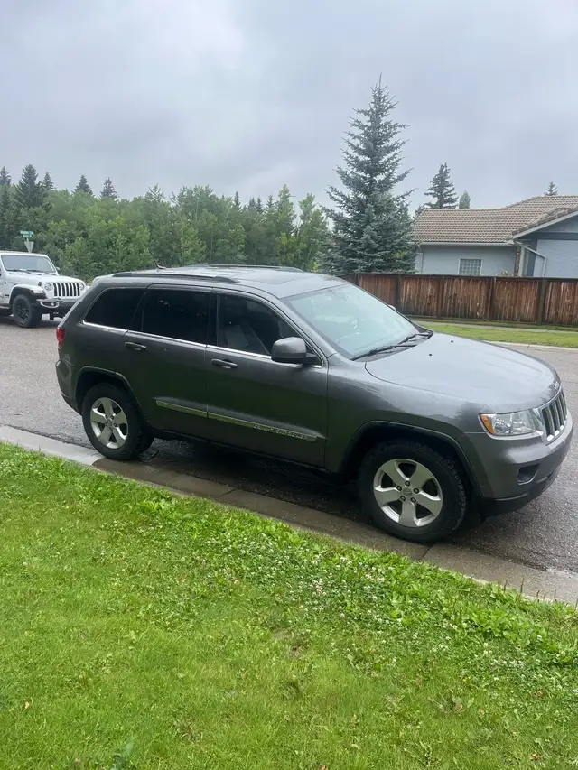 2012 jeep grand Cherokee  in Cars & Trucks in Calgary - Image 2