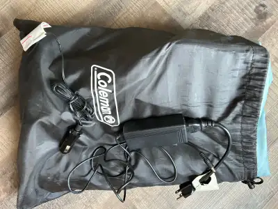 Matelas Pneumatique auto gonflable (pompe intégré dans le matelas) 2 sacs de couchage