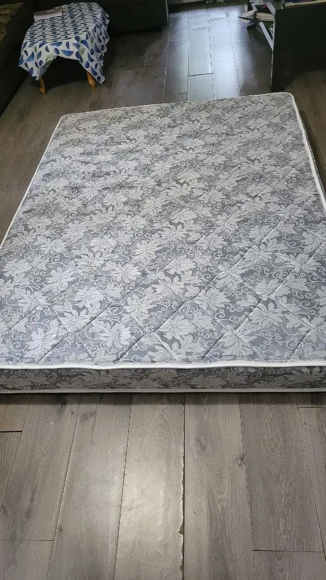 queen mattress in Beds & Mattresses in Richmond - Image 4