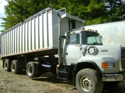 1991 Ford L9000 tri-axel feed truck, 24' walinga feed body, 1 divider board, blower and airlock are...