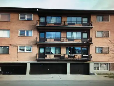 Magnifique, spacieux 3 1/2 entièrement rénover au 3 ieme étages. Offert clé en main entièrement meub...