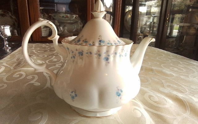 FINE BONE CHINA TEAPOT - MEMORY LANE, ROYAL ALBERT -LID REPAIRED in Arts & Collectibles in City of Toronto