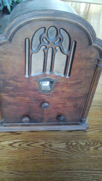 ANTIQUE RADIO-1933  ROGERS MAJESTIC R646 . CATHEDRAL