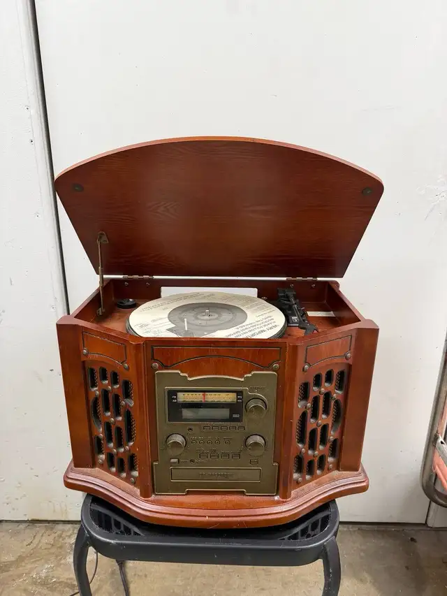 Vintage Style 5-in-1 Record Player with CD Radio in Arts & Collectibles in Mississauga / Peel Region - Image 2