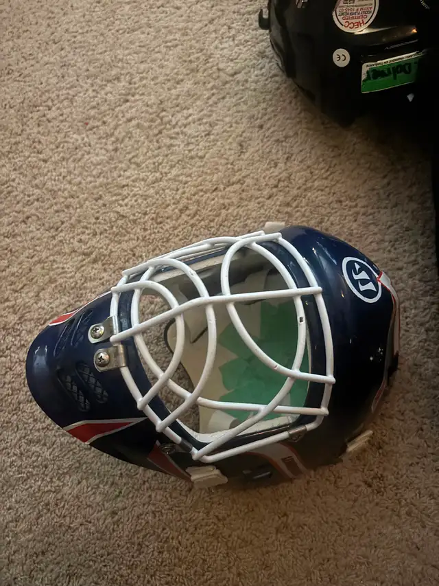 Kids play/ball hockey helmet in Hockey in Guelph - Image 3