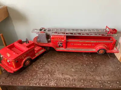 Rare 1950s Louis Marx hook and ladder pressed steel Firefighter attuck it is missing the front windo...