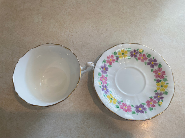 Tea cup and saucer  dans Art et objets de collection  à Napanee - Image 2