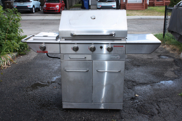 BBQ Centro (4 bruleurs\52 000 BTU) (Très bonne condition) dans BBQ et cuisine en plein air  à Laval/Rive Nord