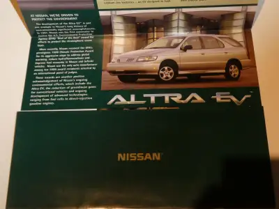 Dépliant de la Nissan Altra EV 1999 En anglais imprimé aux USA. 27.5 X 21.5 cms fermé. Pas de livrai...
