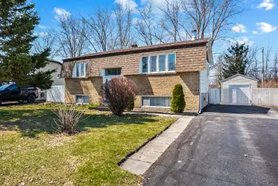 CONTACTER ANGÉLIQUE DESLAURIERS REMAX 438 505 5847 Superbe propriété impeccablement entretenue par u...