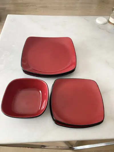 Microwave & dishwasher safe. Chili red & black Includes: -2 large plates -2 medium plates (bowl is n...