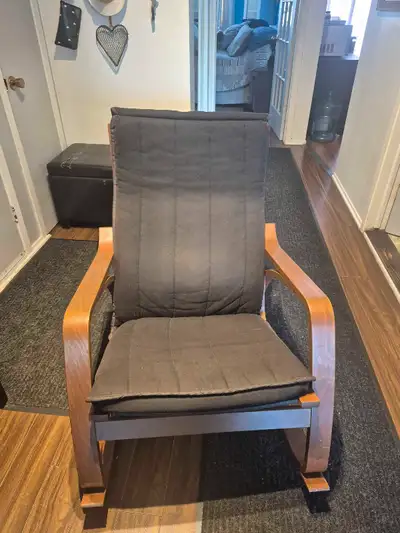 Chaise bercante poang ikea avec coussin d,extra pour plus de comfort en bonne condition environnemen...