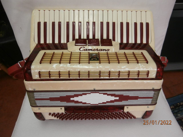 Camerano L 598/91 piano accordion 120 bass 1970-1980 in Pianos & Keyboards in Stratford - Image 3