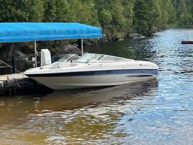 Larson SEI 206 Bow Rider I/O For Sale in Powerboats & Motorboats in Renfrew - Image 2