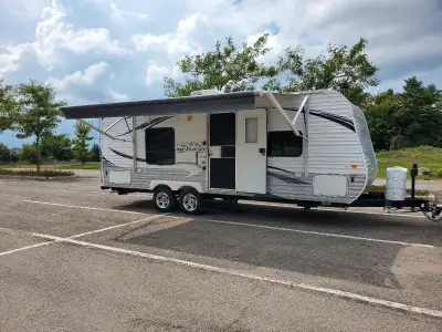Great condition travel trailer sleeps 4 comfortably. Includes weight distribution hitch and Weber Q1...