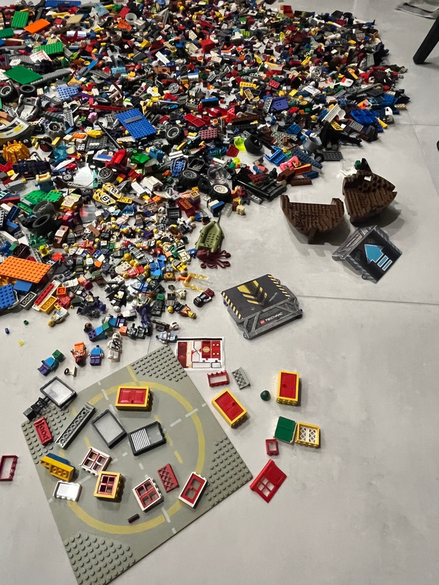 Lot de Lego environ 37Lbs in Toys & Games in La Ronge - Image 2
