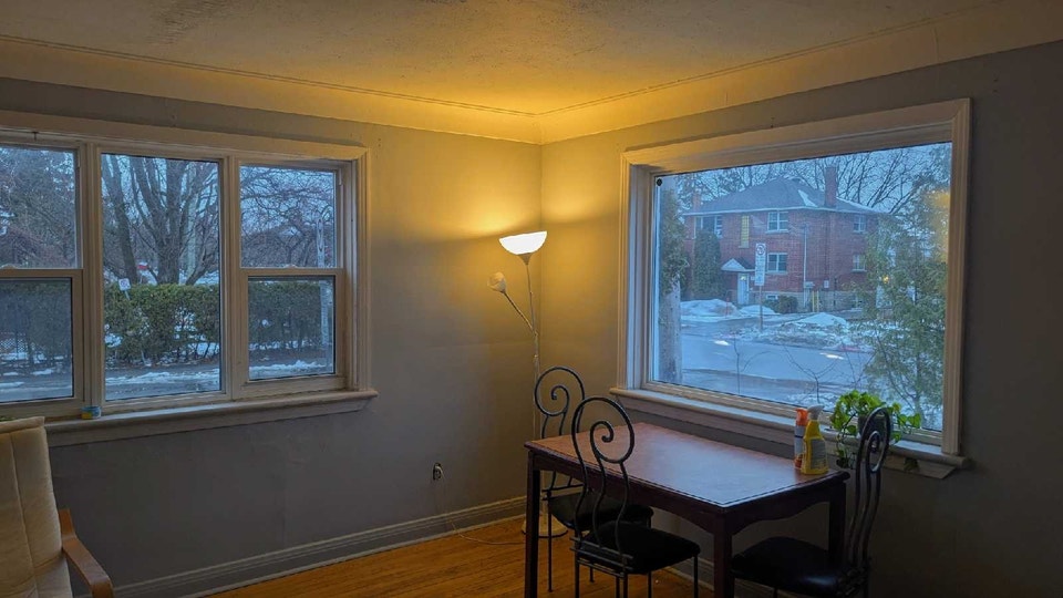 Spacious room walking to u of o All in- Nov 1st 2