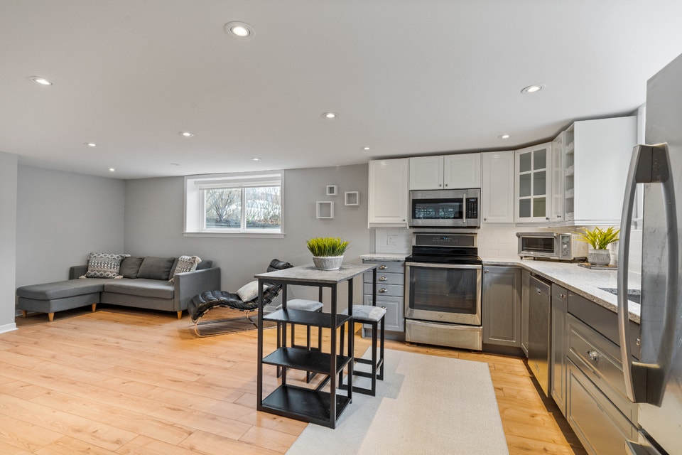 Modern Legal 2-Bedroom Basement – Near GO & Beaches 2