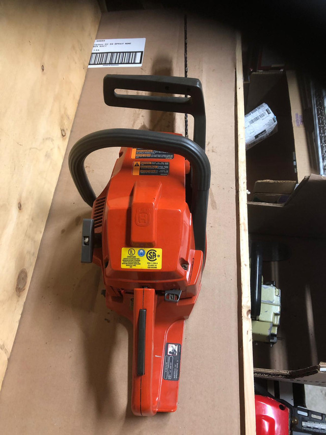 Husqvarna 136 chainsaw 2 stroke 16inch bar in Power Tools in Oakville / Halton Region - Image 2