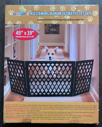 Hoovy Freestanding Diamond Design Wooden Pet Gate for Small Dogs
