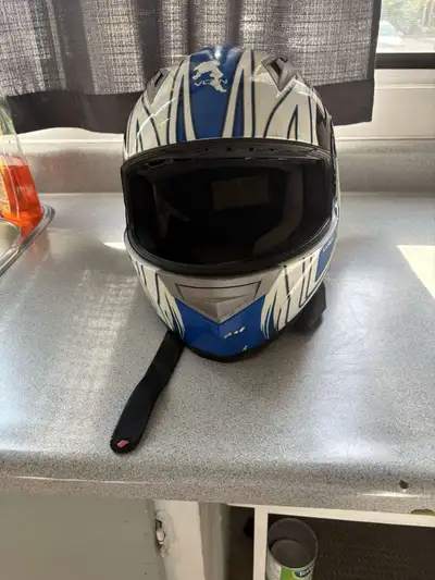 Ce casque de scooter VCAN bleu et blanc est parfait pour vos aventures urbaines! Bien qu'il ait déjà...