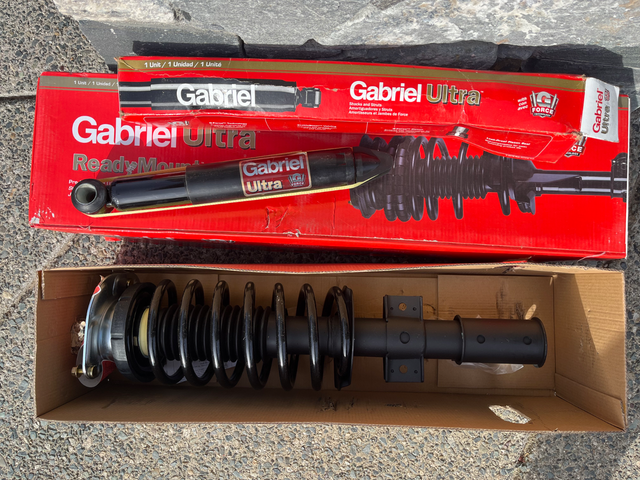 2000 Volvo V70 Front Strut Assemblies / Rear Shocks in Other Parts & Accessories in Nanaimo - Image 2