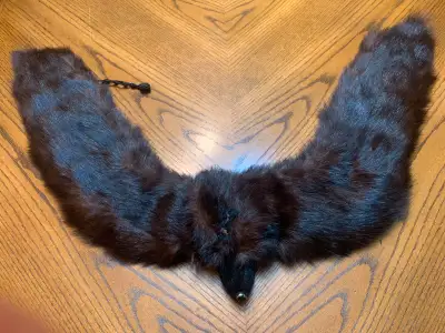 Belle écharpe en vison avec une tête soigneusement conçue placée au centre. 110 cm. 50 dollars