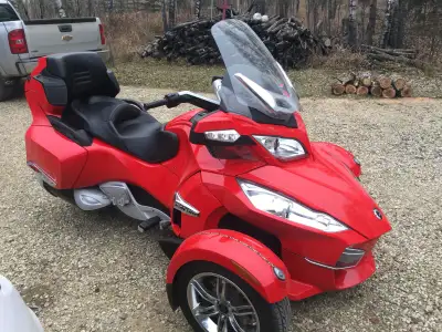 2011 Can Am Spyder RTS Semi auto transmission Power Sterring, Heated driver and pass grips, New rear...