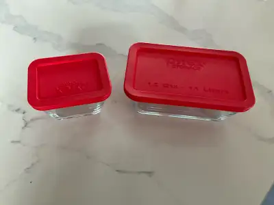 2x Pyrex Glass Food Storage Containers with Lids. Hardly used. Pick up Lower Mission. Please text fo...