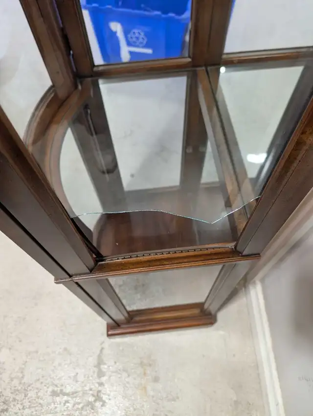 Curio cabinet  in Hutches & Display Cabinets in London - Image 3