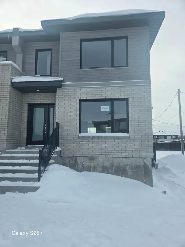 New Semi-detached Townhouse / Nouvelle Belle maison jumelée