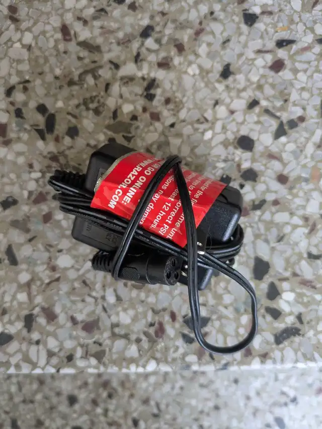 Razor electric scooter in Skateboard in Longueuil / South Shore - Image 3