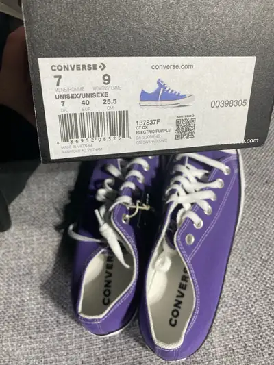 Step out in style with these Converse Unisex Sneakers, size 7 US Mens, which translates to a 9 US Wo...