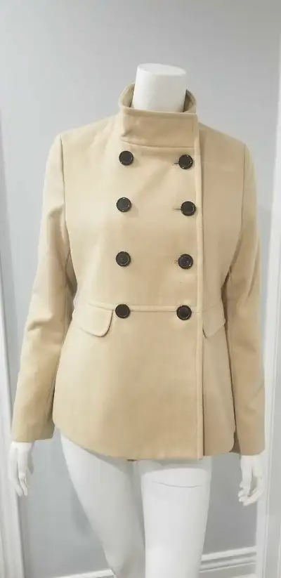 Excellent used condition. Super stylish classic double breasted coat perfect with anything. PRICE IS...