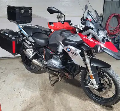 Moto R1200 GS 2016. En très bonne condition et très propre. Elle a eu 2 rappels de la compagnie BMW...