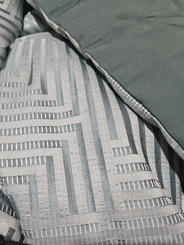 Queen Comforter Set in Bedding in Oakville / Halton Region - Image 3