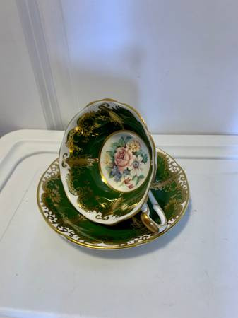 Vintage Paragon Kingston Green Floating Flowers Teacup Saucer in Arts & Collectibles in Burnaby/New Westminster